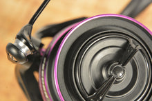 Загрузить изображение в средство просмотра галереи, Катушка CARP EXPERT Purple Feeder Reel 6000
