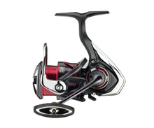 Încărca imaginea în galeria, Катушка DAIWA 20 Fuego LT - Flagmanshop
